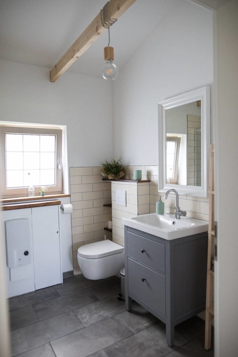 Badezimmer Toilette Lytte Hytte Ferienhaus Wingst 768x1152