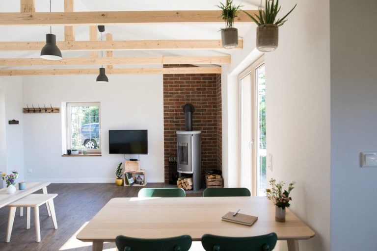 Esstisch Lytte Hytte Ferienhaus Wingst 768x512