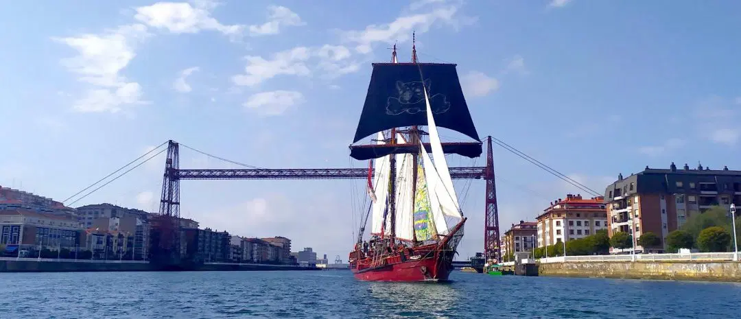 Atyla_ship_in_Bilbao_bizkaia_bridge