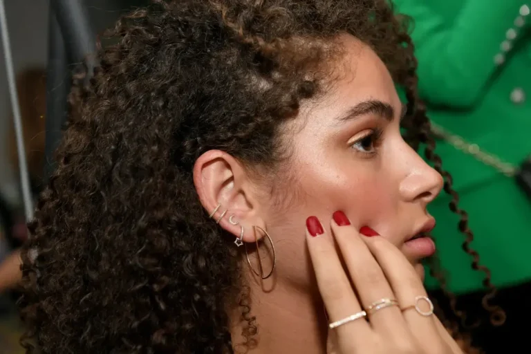 moon goldener ohrstecker mit weissen diamanten in mondform 376316 1080x 1 1080x 768x512